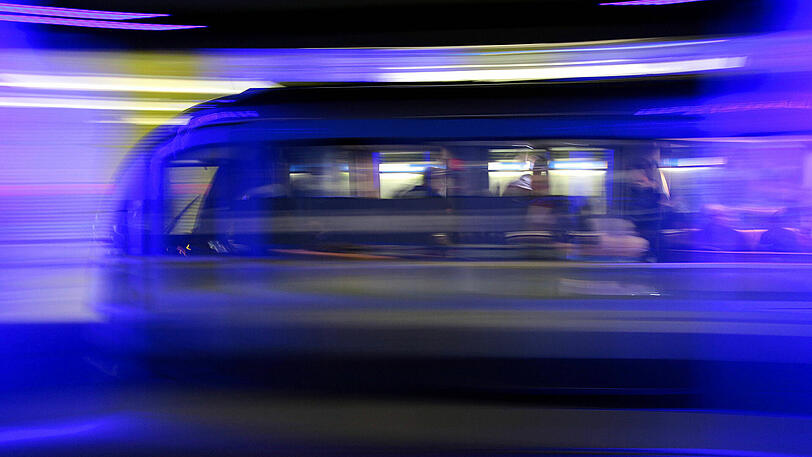 Völlig unvermittelt hat eine Frau einen Mann vor die U-Bahn gestoßen.