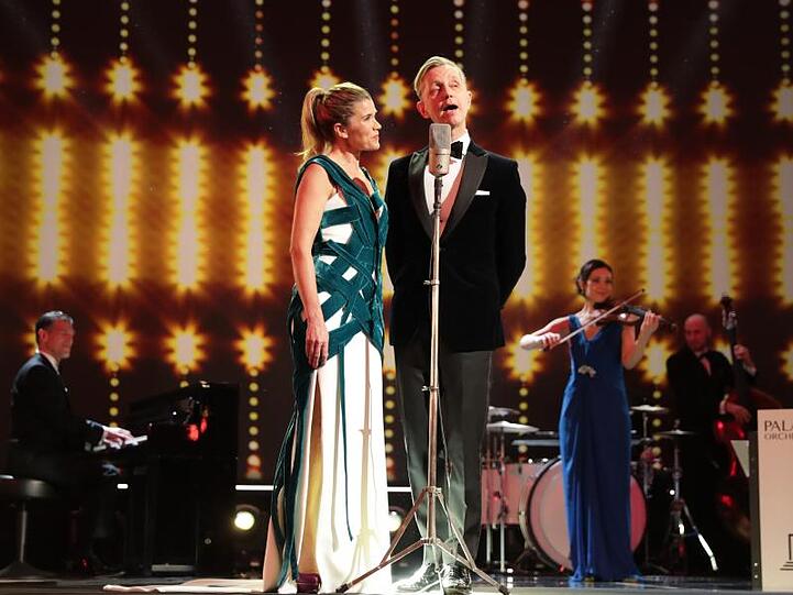 Anke Engelke und Max Raabe bringen Dieter Kosslick ein Ständchen.