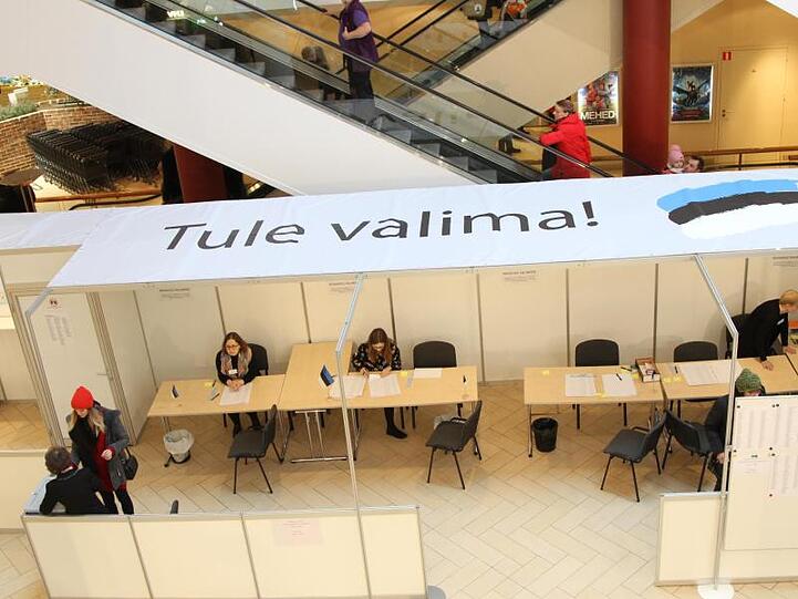 Wähler geben in einem Wahllokal in einem Einkaufszentrum in Tallinn ihre Stimme ab.