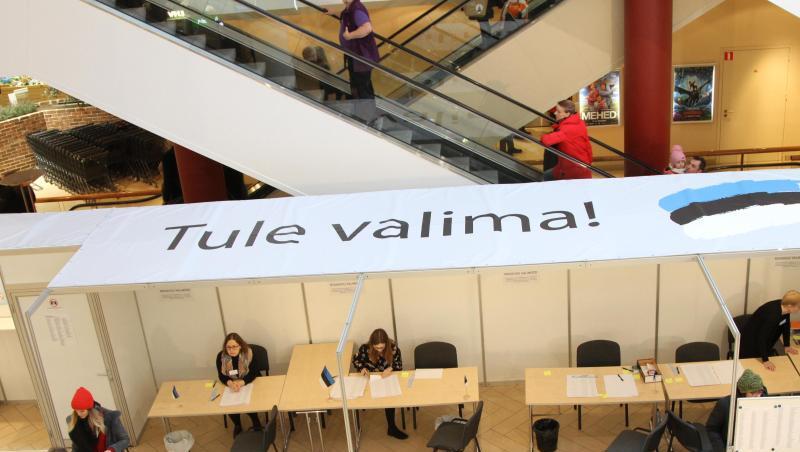 Wähler geben in einem Wahllokal in einem Einkaufszentrum in Tallinn ihre Stimme ab. Wähler geben in einem Wahllokal in einem Einkaufszentrum in Tallinn ihre Stimme ab.