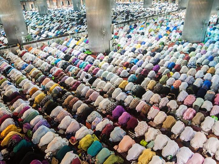 Indonesische Muslime beten am Vorabend des heiligen Fastenmonats Ramadan in der Istiqlal-Moschee im indonesischen Jakarta.