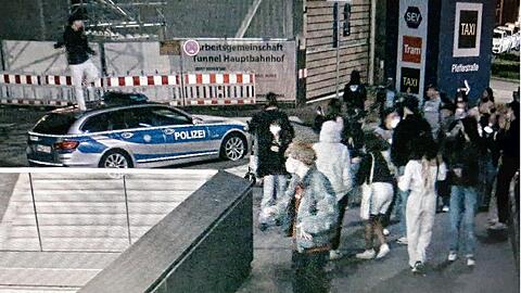 Ein 18-Jähriger tanzt auf einem Streifenwagen am Hauptbahnhof, während die Menge ringsum begeistert grölt und Beifall klatscht.