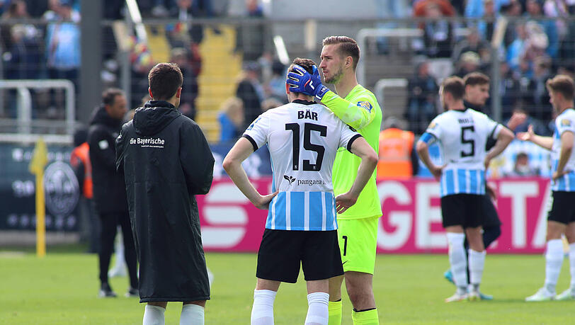 Die Löwen um Torwart Marco Hiller (r.,) und Torjäger Marcel Bär (M.) sind nach der Pleite gegen Osnabrück enttäuscht.
