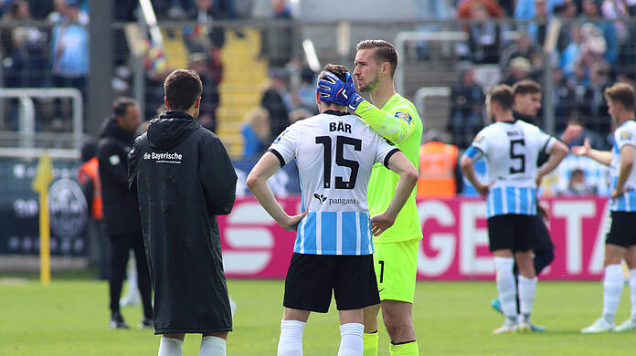 Die Löwen um Torwart Marco Hiller (r.,) und Torjäger Marcel Bär (M.) sind nach der Pleite gegen Osnabrück enttäuscht.