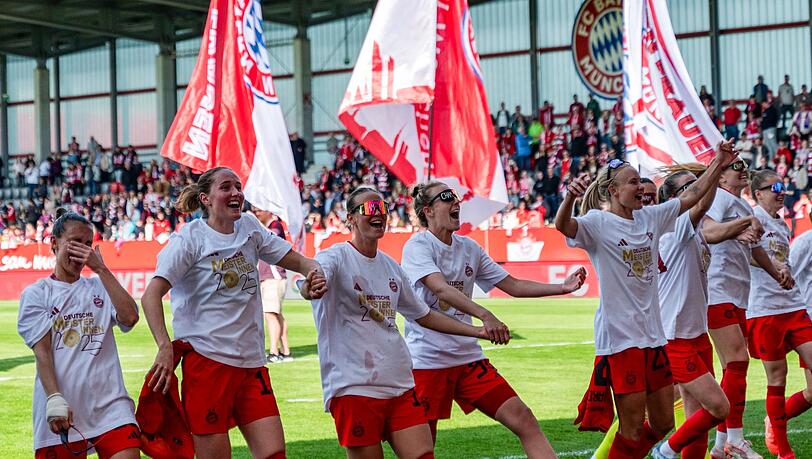 Die Bayern-Frauen bejubeln den Meister-Hattrick.