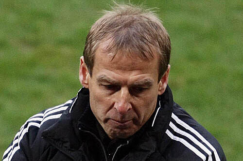 Mit gesenktem Kopf nach der erneuten Pleite: Doch Bayern-Trainer Jürgen Klinsmann gibt sich kämpferisch.