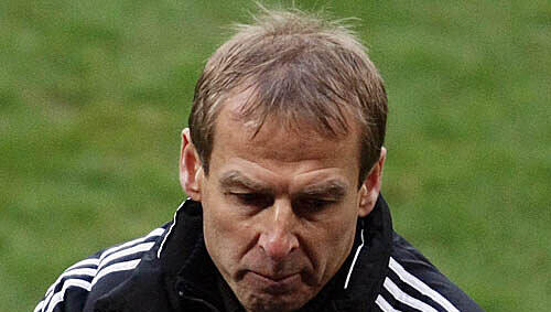 Mit gesenktem Kopf nach der erneuten Pleite: Doch Bayern-Trainer Jürgen Klinsmann gibt sich kämpferisch. Mit gesenktem Kopf nach der erneuten Pleite: Doch Bayern-Trainer Jürgen Klinsmann gibt sich kämpferisch.