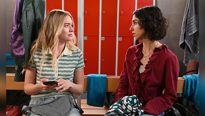 "Alles was zählt": Leyla (r.) hat Mühe zu begreifen, das sie in Wahrheit mit Elias gechattet hat. "Alles was zählt": Leyla (r.) hat Mühe zu begreifen, das sie in Wahrheit mit Elias gechattet hat.