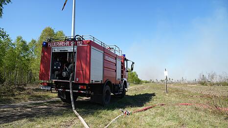 Wegen im Boden liegender Munition gestaltet sich die Brandbek&auml;mpfung bei J&uuml;terbog schwierig.