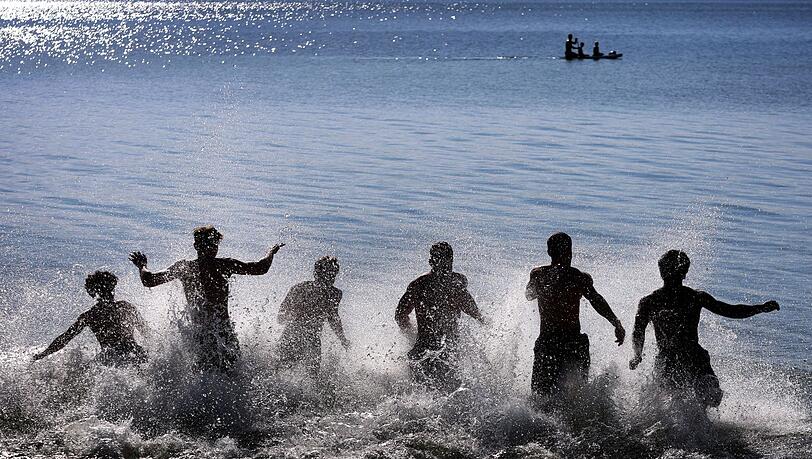 Die fr&uuml;he Sommerhitze lockt viele Menschen ans Wasser, manchmal mit dramatischen Folgen. (Symbolbild)