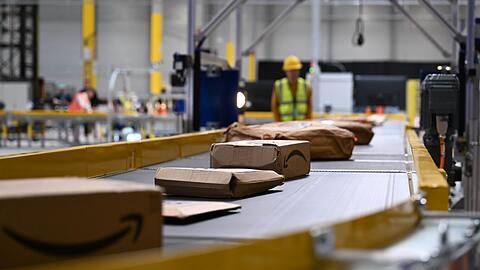 Ein Sortierband mit Paketen in einem deutschen Amazon-Standort. (Archivbild)