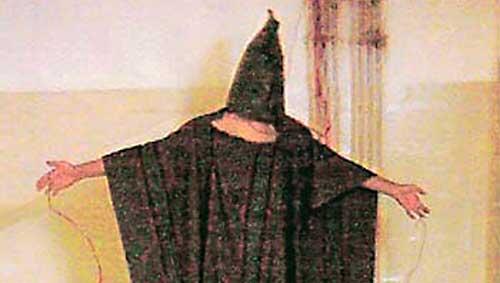 Abu Ghraib: Solche Bilder von gedemütigten und misshandelten Gefangenen gingen 2004 um die Welt Abu Ghraib: Solche Bilder von gedemütigten und misshandelten Gefangenen gingen 2004 um die Welt
