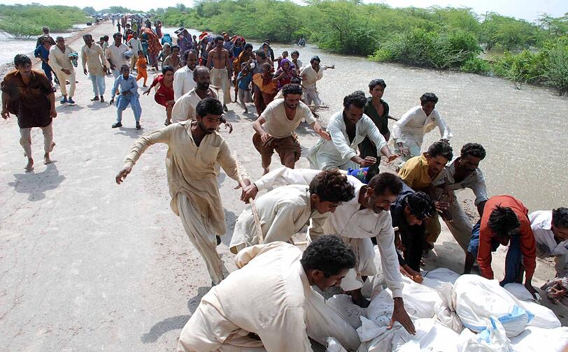 Nach der Flutkatastrophe spitzt sich die Lage in Pakistan zu: Die Bilder