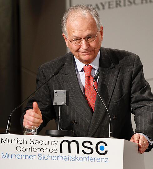 Konferenzleiter Wolfgang Ischinger versuchte vor allem, im Streit zwischen den USA und Russland über den NATO-Raketenschild zu vermitteln. Dazu legte er ein Bündel von Kompromissvorschlägen vor, das eine
hochrangige Gruppe der Euro-Atlantic Security Initiative (EASI)erarbeitet hat.