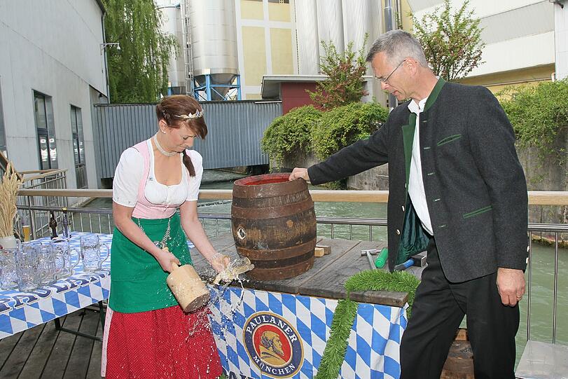 Aber wir wählen heute den anderen, den entspannt-heiteren Zugang. Einen, der den Stress, die Verspannung und die ersten eher zaghaften Anzapf-Versuche im historischen Eiswerk der Paulaner Brauerei positiv wertet.