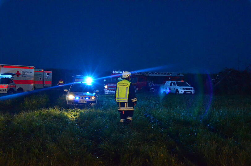 Eine Regionalbahn hat in Massing (Landkreis Rottal-Inn) ein Auto erfasst und in eine Wiese geschleudert. Bei dem Unfall am Montagabend wurden die 55-jährige Autofahrerin und ihre 72-jährige Beifahrerin schwer verletzt, wie die Polizei in Eggenfelden mitteilte. Sehen Sie hier die Bilder von der Unfallstelle.