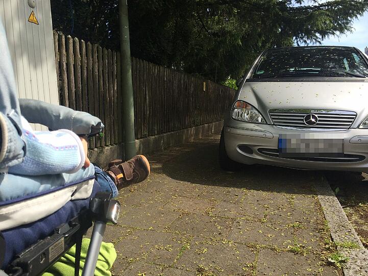 Kein Durchkommen mehr für Kinderwagen, Rollstuhlfahrer oder Rollator! Münchner ärgern sich über die vielen Gehsteigparker. Ein paar Beispiele...
