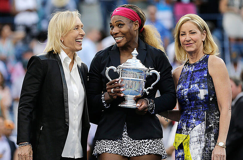 Martina Navratilova (l) und Chris Evert (r) mit der glücklichen Siegerin Serena Williams.