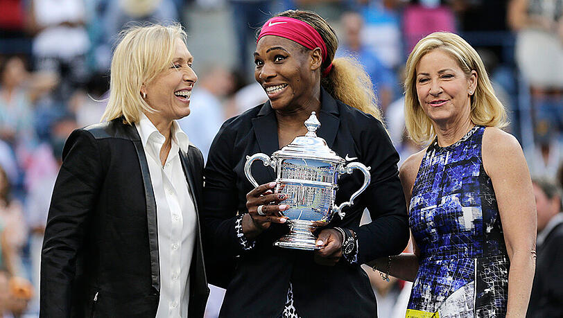 Martina Navratilova (l) und Chris Evert (r) mit der glücklichen Siegerin Serena Williams. Martina Navratilova (l) und Chris Evert (r) mit der glücklichen Siegerin Serena Williams.