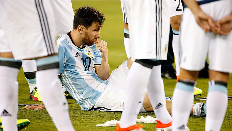 Lionel Messi verschoss im Coipa-Finale seinen Elfmeter. Lionel Messi verschoss im Coipa-Finale seinen Elfmeter.