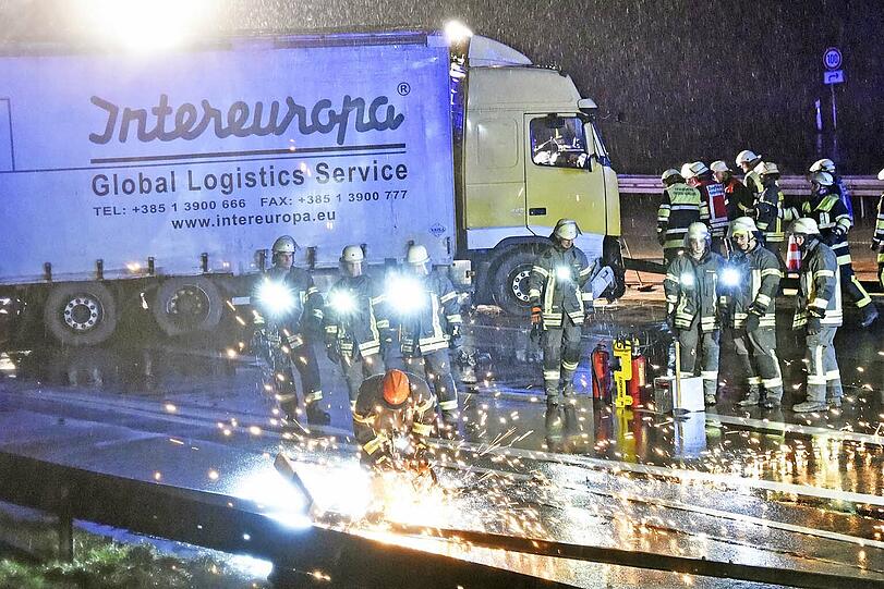 Der LKW schlitterte über die Fahrbahn und stellte sich quer. Die Leitplanke musste abgeflext werden.