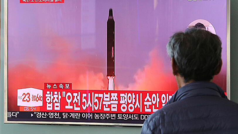Ein Mann sieht sich am Dienstag in Seoul (Südkorea) auf einem Fernseher in einer Bahnstation Nachrichten über den Start der nordkoreanischen Rakte an. Ein Mann sieht sich am Dienstag in Seoul (Südkorea) auf einem Fernseher in einer Bahnstation Nachrichten über den Start der nordkoreanischen Rakte an.