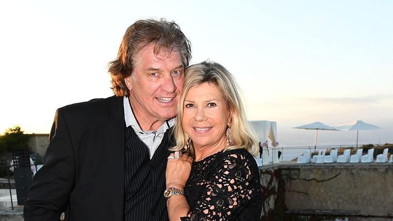 Volksmusik-Paar Marianne und Michael: "In diesem Jahr haben wir keine Weihnachtstour und freuen uns umso mehr, die Adventszeit und das Warten auf das Christkind zu genießen. Weihnachten ist die schönste Zeit des Jahres, das empfinden wir als &sbquo;positiven&lsquo; Stress! Wir dekorieren und schmücken unser Haus bereits Ende November zusammen mit unseren Enkelkindern, damit dann der Nikolaus (draußen bei Kastanien und Glühwein) poltern kann. Wir zelebrieren auch gemütliche Weihnachtsabende mit Freunden - jeder bekommt unser Weihnachtsliederbuch in die Hand gedrückt und 'muss' mitsingen."