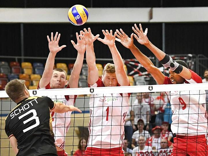 Die polnischen Spieler bilden einen Block gegen einen Schmetterball von Ruben Schott (l).