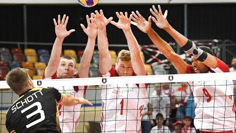 Die polnischen Spieler bilden einen Block gegen einen Schmetterball von Ruben Schott (l). Die polnischen Spieler bilden einen Block gegen einen Schmetterball von Ruben Schott (l).