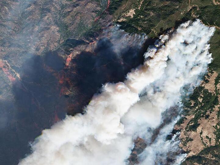 Ein Satellitenbild zeigt das Ausmaß der Waldbrände in Sonoma County in Nordkalifornien.