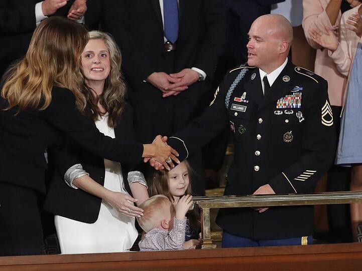 Zu Gast im Kongress war auch Soldaten-Gattin Amy Williams (2.v.l.) mit ihren Kindern. Trump überraschte sie mit der Nachricht, dass ihr Mann, Feldwebel Townsend Williams (r), vom Einsatz zurück sei, woraufhin die Familie vor laufenden Kameras wiedervereint wurde.