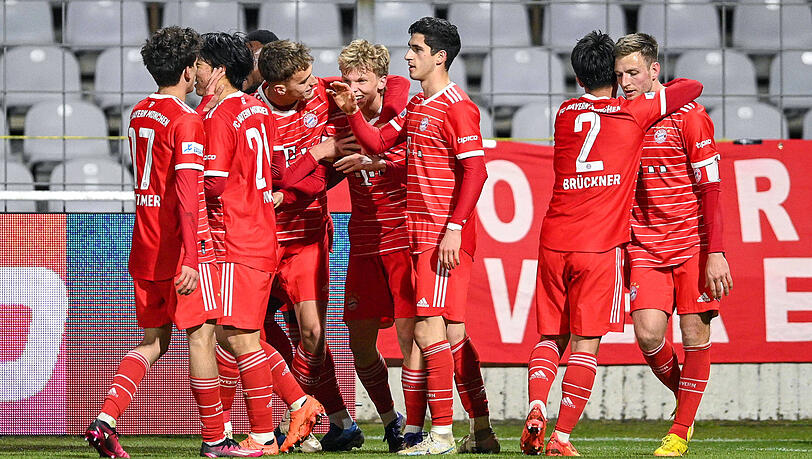 Jubel um das 3:2: Mit seinem ersten Saisontor brachte Frans Krätzig die Bayern-Amateure auf die Siegerstraße, Torwart Johannes Schenk hielt dann kurz vor Schluss noch einen Augsburger Strafstoß.