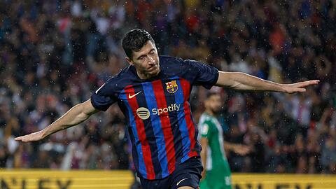 Barcelonas Robert Lewandowski jubelt nach dem zweiten Tor seiner Mannschaft.