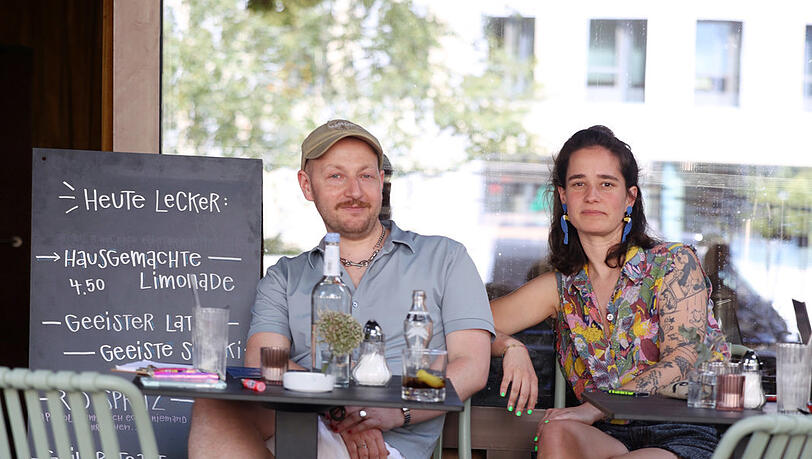 Nicolai Früchtl und Anne Marx sind täglich vor Ort in ihrer Rio Bar. Hier ist alles ein wenig anders: Bunt, entspannt und auf keinen Fall zugeknöpft. Am Nachmittag lockt im Moment besonders der geeiste Latte.