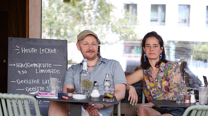 Nicolai Früchtl und Anne Marx sind täglich vor Ort in ihrer Rio Bar. Hier ist alles ein wenig anders: Bunt, entspannt und auf keinen Fall zugeknöpft. Am Nachmittag lockt im Moment besonders der geeiste Latte.