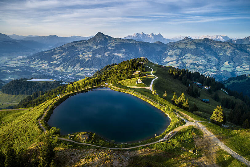 Erfrischende Momente am Ehrenbachhöhen See - mit Ausblick auf das Kitzbüheler Horn und die Kitzbüheler Südberge.