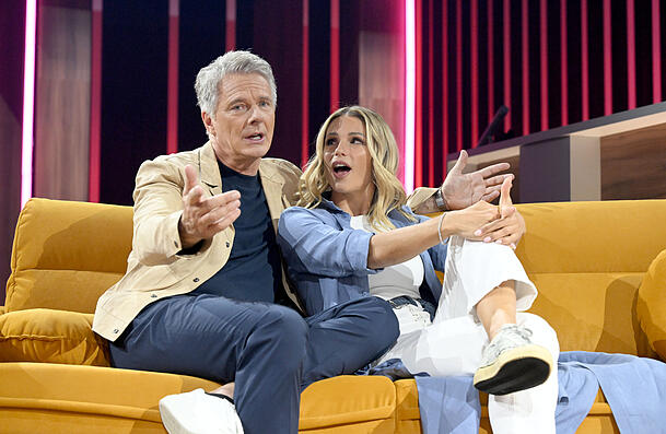 Michelle Hunziker und Jörg Pilawa kennen sich erst seit dieser Woche, dennoch wirkt das Moderatorenduo bei der Probe zur Sat.1-Sendung "Guinness World Records - Die große Show der Weltrekorde" auf dem Bavaria-Film-Gelände sehr vertraut. Michelle Hunziker und Jörg Pilawa kennen sich erst seit dieser Woche, dennoch wirkt das Moderatorenduo bei der Probe zur Sat.1-Sendung "Guinness World Records - Die große Show der Weltrekorde" auf dem Bavaria-Film-Gelände sehr vertraut.