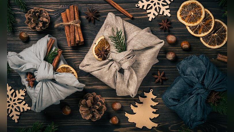 Die japanische Tradition Furoshiki ist eine schöne Alternative zum klassischen Geschenkpapier. Die japanische Tradition Furoshiki ist eine schöne Alternative zum klassischen Geschenkpapier.