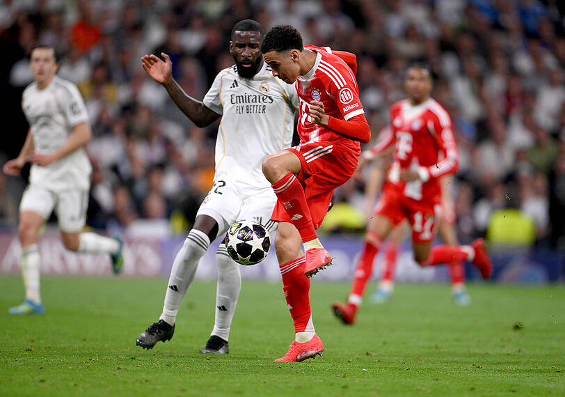 Jamal Musiala (hier im Zweikampf mit Nationalmannschaftskollege Antonio R&uuml;diger) war der fehlende Rhythmus anzumerken.