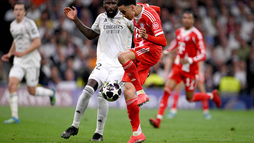 Jamal Musiala (hier im Zweikampf mit Nationalmannschaftskollege Antonio R&uuml;diger) war der fehlende Rhythmus anzumerken.