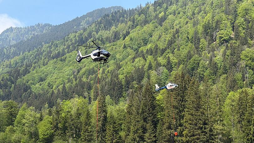 An die zehn Helikopter helfen beim L&ouml;schen aus der Luft.