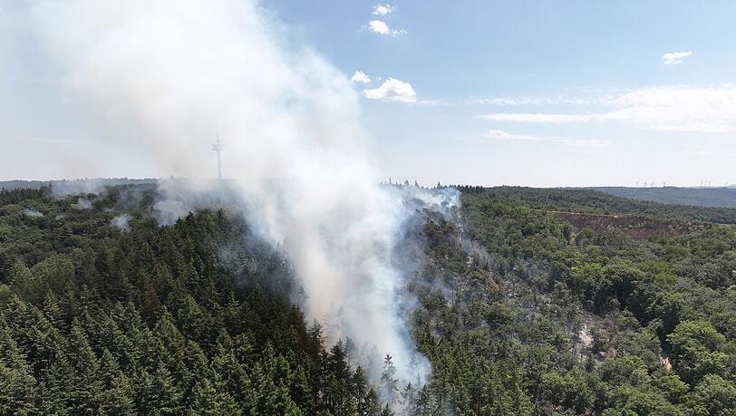 Über dem Areal in Rheinland-Pfalz steigen Rauschwaden empor, ein Funkturm muss gesichert werden. Über dem Areal in Rheinland-Pfalz steigen Rauschwaden empor, ein Funkturm muss gesichert werden.