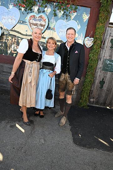 Schauspielerin Uschi Glas (M.) mit Mercedes-Statthalter Johannes Fritz (r.) und Ehefrau Angelika. Schauspielerin Uschi Glas (M.) mit Mercedes-Statthalter Johannes Fritz (r.) und Ehefrau Angelika.