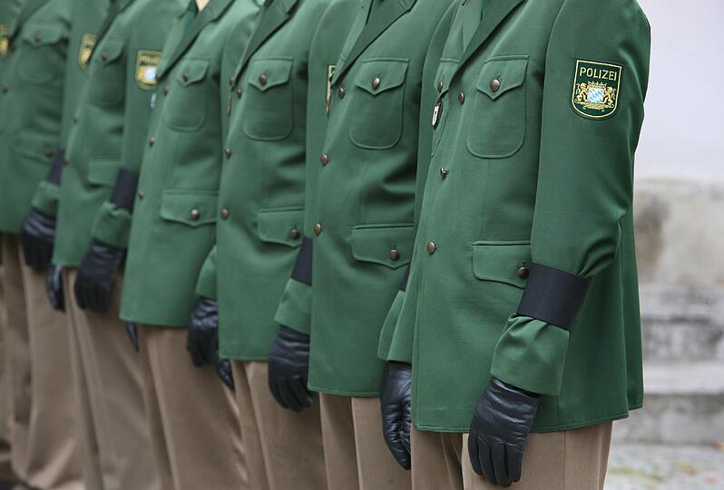 Polizisten tragen Trauerflor.