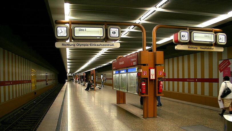 Der U-Bahnhof am Rotkreuzplatz: Hier fiel der blinde Münchner zwischen zwei Waggons eines Zugs der Linie U1. Der U-Bahnhof am Rotkreuzplatz: Hier fiel der blinde Münchner zwischen zwei Waggons eines Zugs der Linie U1.