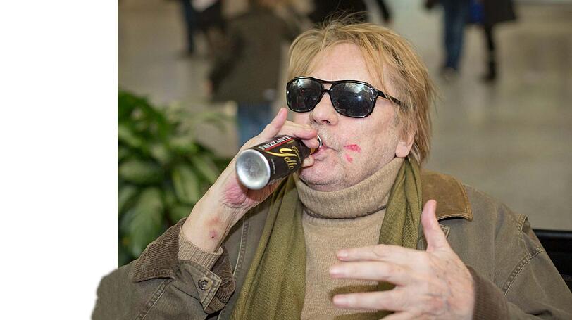 Der Dschungel-Berger sorgte gleich mehrmals für Aufsehen. Bei der Abreise der Promis in den australischen Dschungel erschien Helmut Berger sturzbetrunken am Frankfurter Flughafen. Den Hinweis eines Angestellten der Fluggesellschaft, dass er in betrunkenem Zustand nicht an Bord gelassen würde, kommentierte er mit: "Mir ist alles scheißegal!" und kaufte sich einen Piccolo-Sekt.