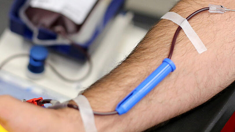 Blut spenden: Viele Menschen helfen regelmäßig. Blut spenden: Viele Menschen helfen regelmäßig.