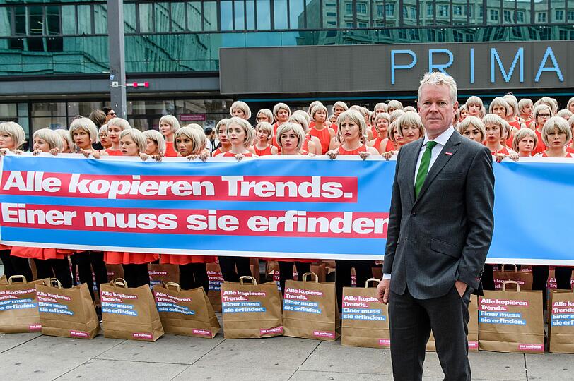 Aktion gegen Billigmode: 150 Kleidungs-Klone versammelten sich am Mittwochmorgen auf dem Alexanderplatz. Hier: Holger Schwannecke, Generalsekretär des Zentralverbands des Deutschen