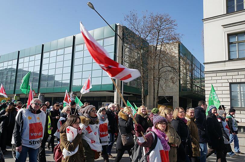 Bilder vom Dienstag: Beschäftigte des öffentlichen Dienstes streiken in München.