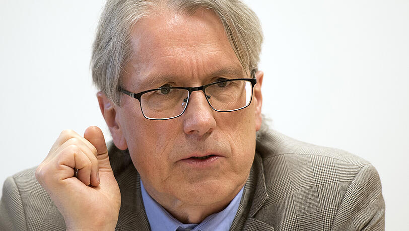 "Würde in Tegel nur die Hälfte der bisherigen Passagiere fliegen, wäre der Flughafen ausgesprochen unwirtschaftlich - in allen Komponenten", sagt der Berliner Finanzsenators Matthias Kollatz-Ahnen Nach dem Konzept von Ex-BER-Chef Hartmut Mehdorn will Tegel als Business- und Regierungs-Airport beibehalten. "Würde in Tegel nur die Hälfte der bisherigen Passagiere fliegen, wäre der Flughafen ausgesprochen unwirtschaftlich - in allen Komponenten", sagt der Berliner Finanzsenators Matthias Kollatz-Ahnen Nach dem Konzept von Ex-BER-Chef Hartmut Mehdorn will Tegel als Business- und Regierungs-Airport beibehalten.